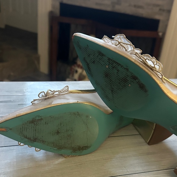 Betsey Johnson Petra Sz 10 Gold Floral Embellished Block Heels - Picture 8 of 11